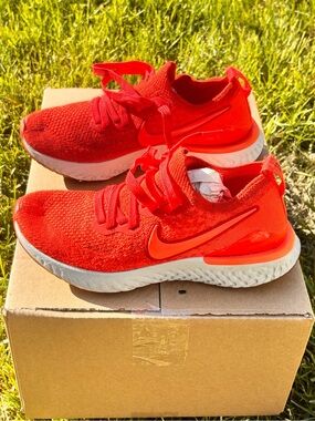 Nike Kids Gurls 5y epic react chile red